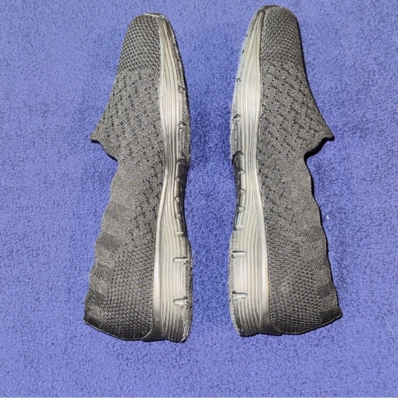 Skechers Scallop Collar Textured Black Slip-Ons N w/o Tags Size 9 - Picture 2 of 8